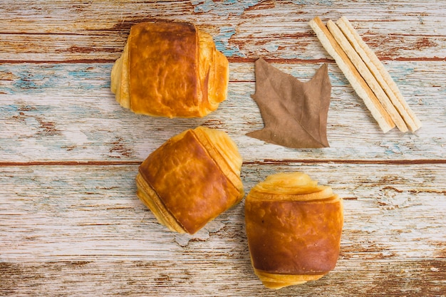 Feuille près des petits pains et des bâtons