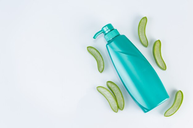 Feuilles d'Aloe vera fraîchement coupées sur mur blanc. Utilisation d'huile essentielle d'aloe vera issue de l'utilisation de matériaux naturels en beauté.