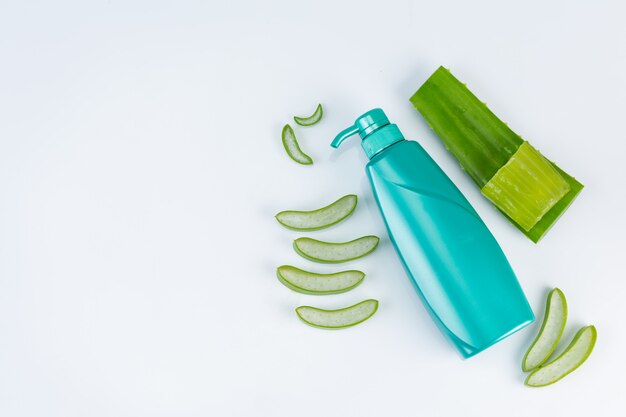 Feuilles d'Aloe vera fraîchement coupées sur mur blanc. Utilisation d'huile essentielle d'aloe vera issue de l'utilisation de matériaux naturels en beauté.