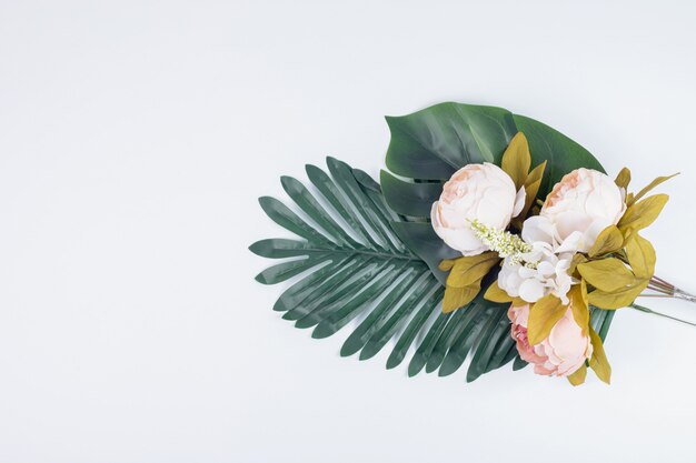 Feuilles artificielles et bouquet de fleursk.