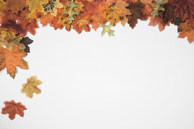 Photo gratuite feuilles d'automne tombant du cadre latéral