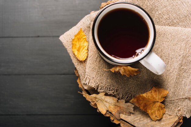 Feuilles et boisson chaude sur un chiffon