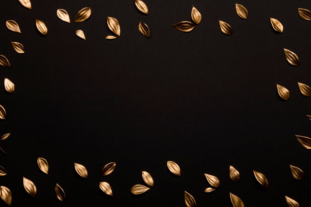 Feuilles dorées sur fond noir