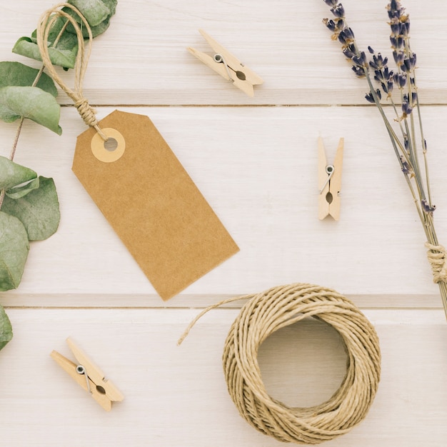 Photo gratuite feuilles, étiquettes et éléments de mariage