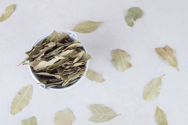 Photo gratuite feuilles de laurier vert frites dans une tasse en céramique.