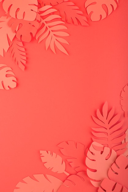 Feuilles de papier sur fond de corail