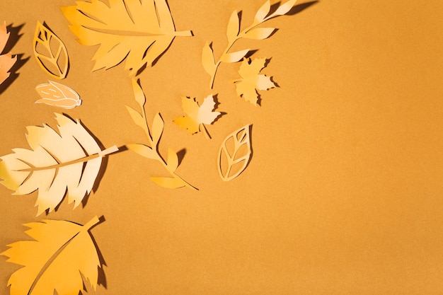 Feuilles de papier jaune sur table marron