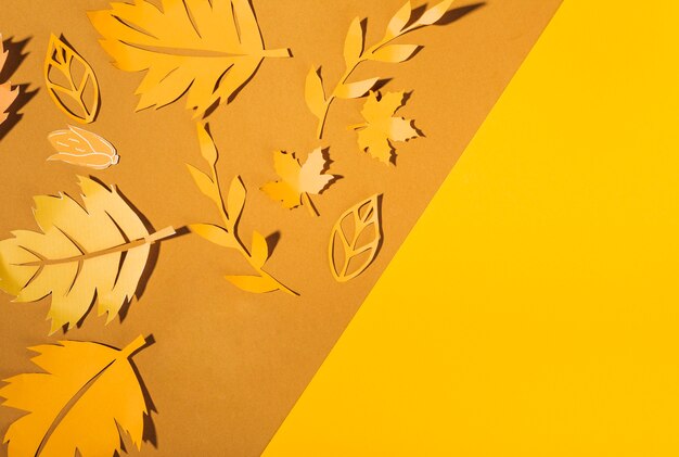 Feuilles de papier jaune sur table