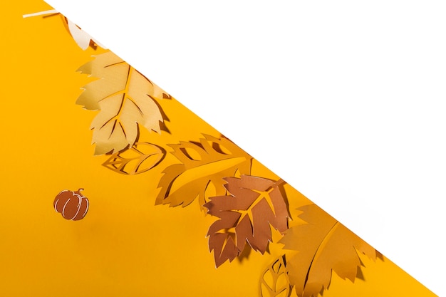 Feuilles de papier sur table jaune