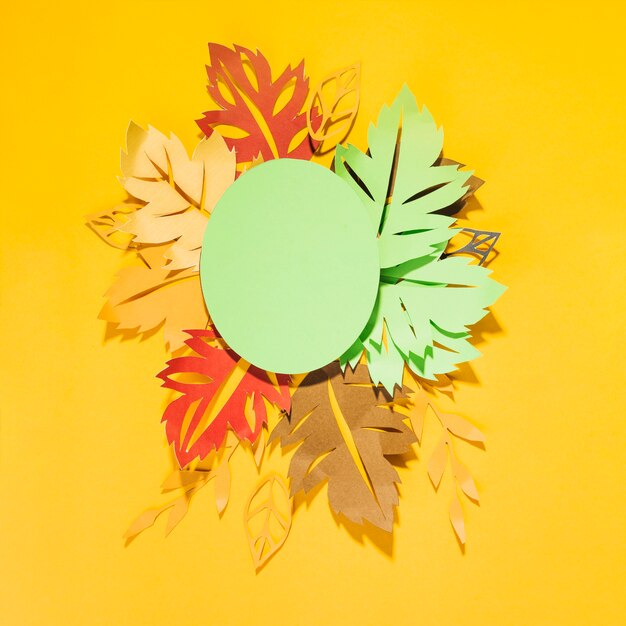 Feuilles de papier sur table jaune