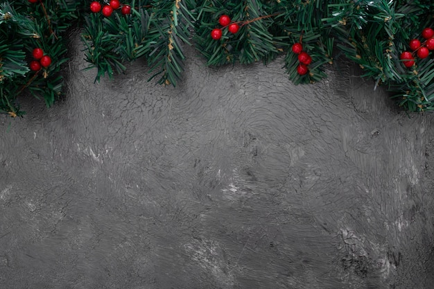 Feuilles de pin de Noël avec mistleote