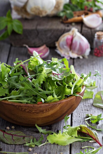 Photo gratuite feuilles de salade verte dans un bol en bois