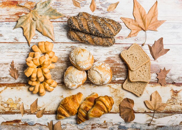 Feuilles séchées autour de la pâte