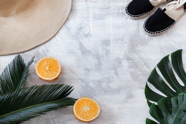 Feuilles tropicales sur blanc avec accessoires d'été