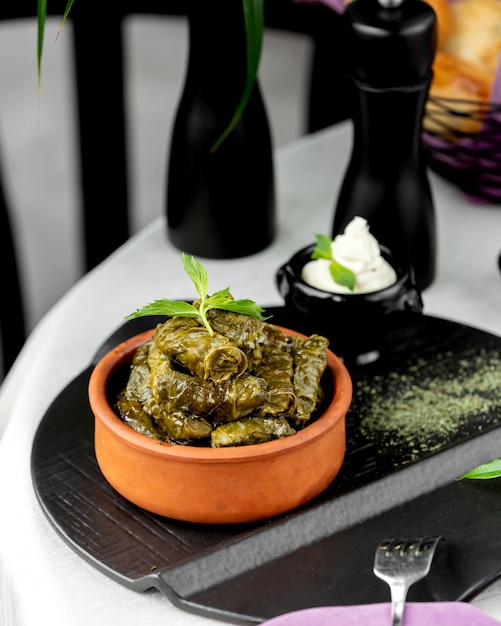 Feuilles de vigne azerbaïdjanaises dolma servies avec du yaourt