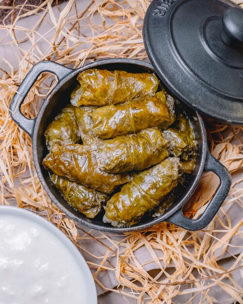 Feuilles de vigne dolma viande hachée feuilles de vigne épices dans la vue de dessus de casserole