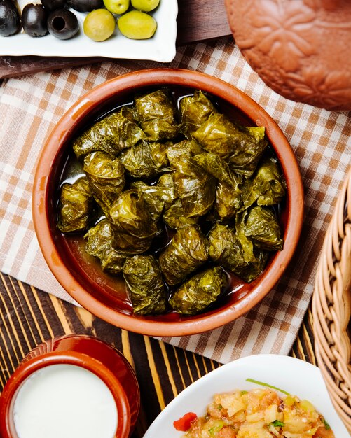 Feuilles de vigne dolma viande hachée feuilles de vigne épices de yogourt nature vue de dessus