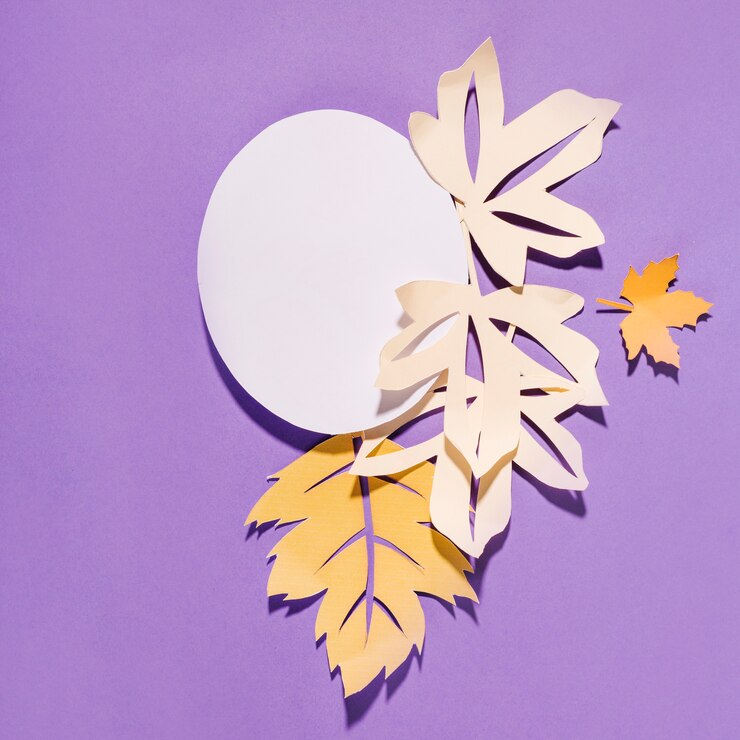 Photo gratuit feuillets de papier avec cercle sur fond violet