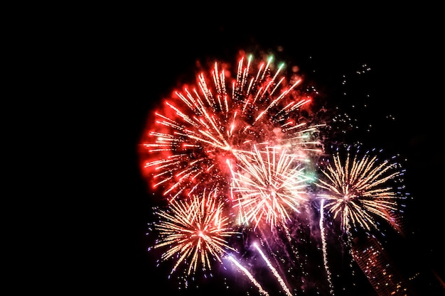 Photo gratuite des feux d'artifice illuminent le ciel le soir du nouvel an
