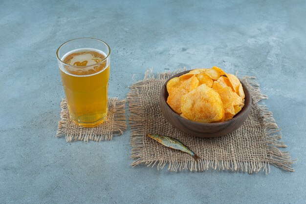 Fèves au lard, dushbara, cuillère, poivre et sel sur une planche, sur la table bleue.