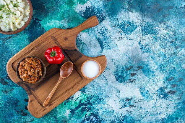 Fèves Au Lard, Dushbara, Cuillère, Poivre Et Sel Sur Une Planche, Sur La Table Bleue.