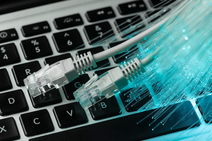 Photo gratuit fibre optique bleue avec câbles ethernet et ordinateur portable