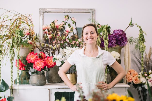 Fier jeune travailleur de magasin floral