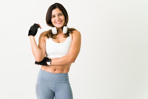 Fier de mes résultats au gym. Portrait d'une belle jeune femme heureuse souriant tout en faisant une pause de l'entraînement