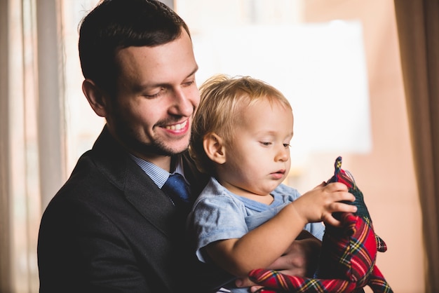 Fier père souriant avec son fils