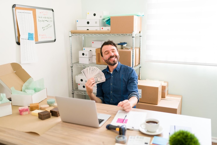 Photo gratuit fier propriétaire d'entreprise qui gagne beaucoup d'argent avec sa nouvelle startup et son e-commerce. homme hispanique détenant beaucoup d'argent en raison de nombreuses commandes de clients