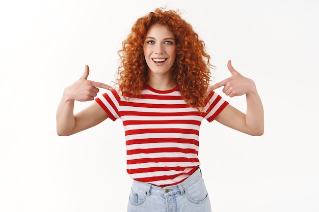 Fière vantarde confiante belle femme rousse bouclée élégante se montrant suggérer sa propre candidature se vantant de ses réalisations assurée qu'elle est prête, mur blanc