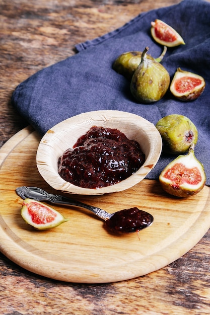 Figue verte avec confiture sur table rustique