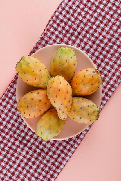 Figues de Barbarie dans une assiette sur toile de pique-nique