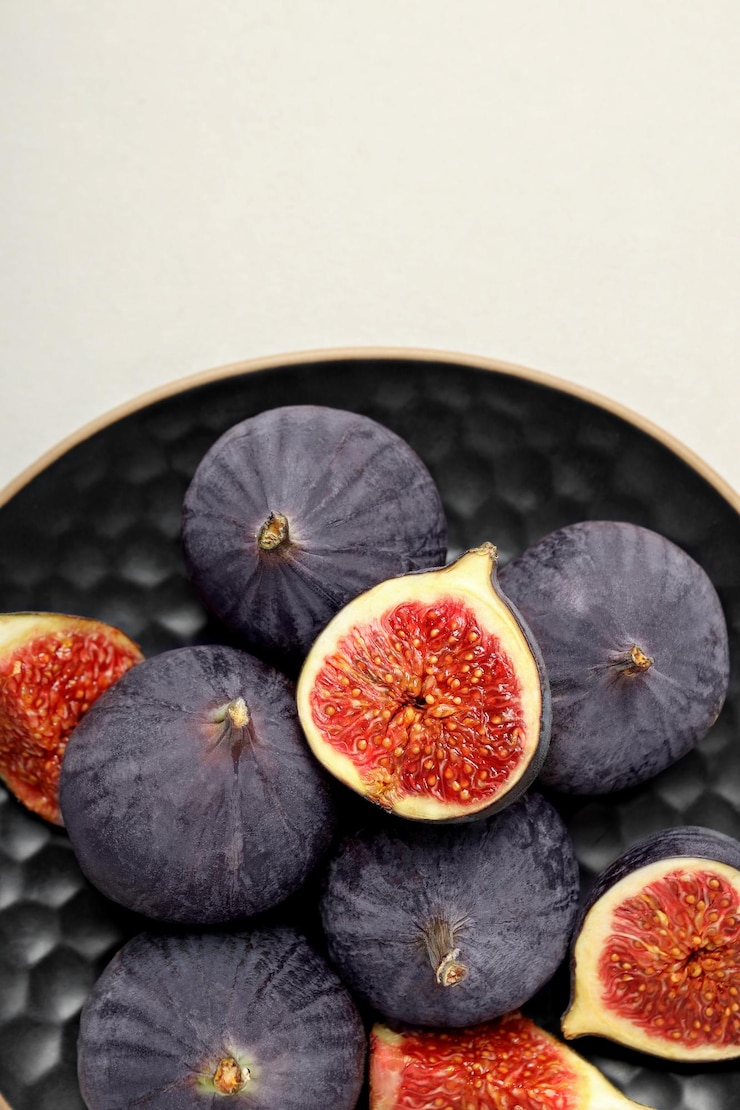 Photo gratuit des figues fraîches mûres dans des bols noirs sur un fond blanc