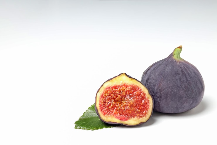 Photo gratuit figues fraîches mûres avec des feuilles sur un fond blanc