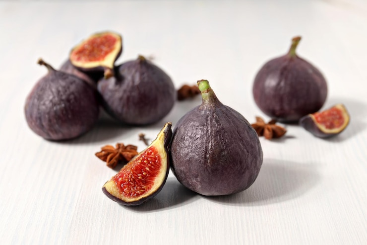 Photo gratuit des figues fraîches mûres sur un fond blanc