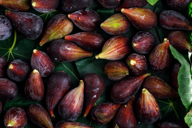 Figues de mission avec fond de feuilles, vue de dessus.