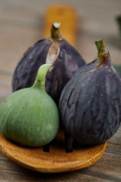 Figues mûres sur cuillère en bois, gros plan.