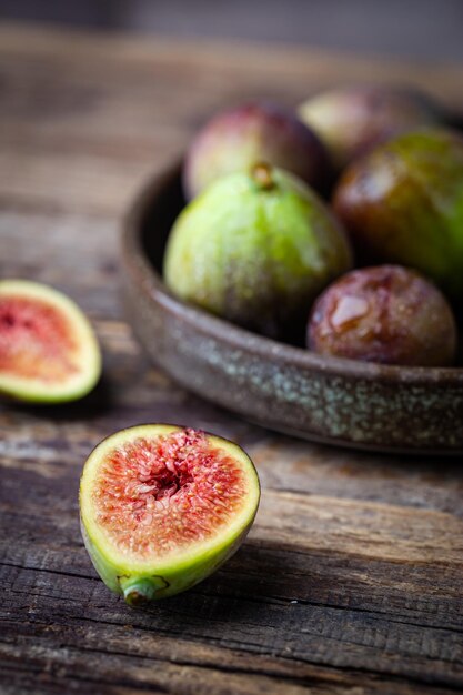 Figues mûres fraîches dans un bol