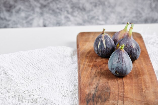 Figues Sur Planche De Bois Et Sur Blanc.