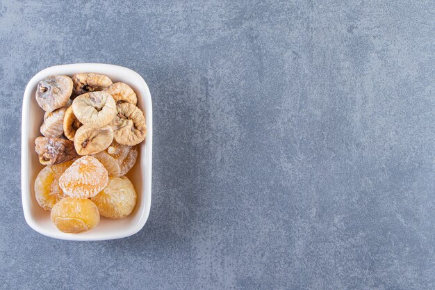 Figues séchées dans un bol sur la surface en marbre