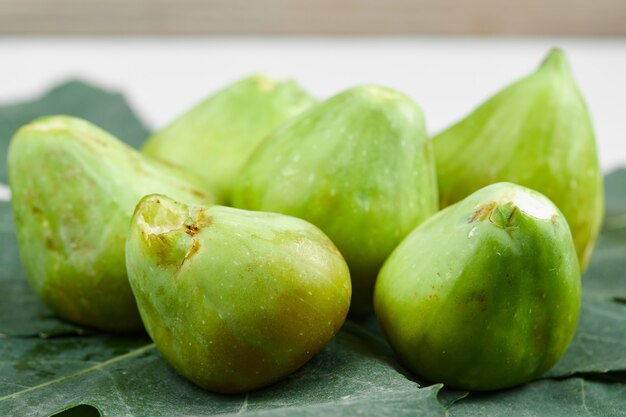 Figues vertes mûres fraîches sur les feuilles. Photo de haute qualité