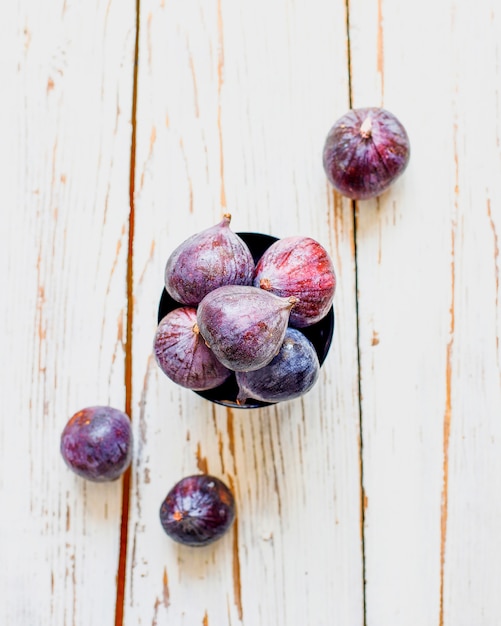 Photo gratuite figues violettes mûres à la lumière, vue de dessus