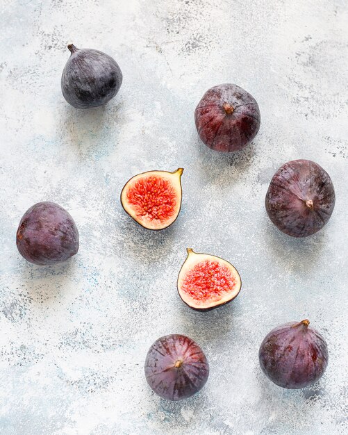 Figues violettes mûres à la lumière, vue de dessus