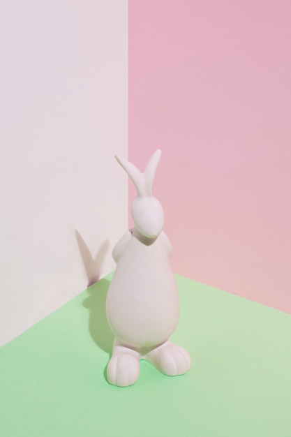 Figurine de lapin blanc sur table verte