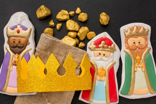 Photo gratuite figurines de biscuit royauté avec couronne et minerai d'or