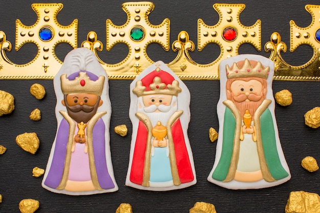 Photo gratuite figurines de biscuits royaux et couronne d'or