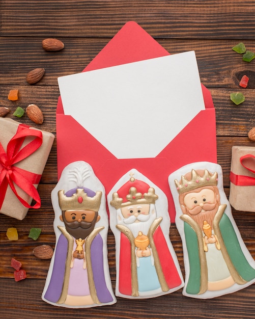 Photo gratuite figurines comestibles en biscuit royalty dans une enveloppe