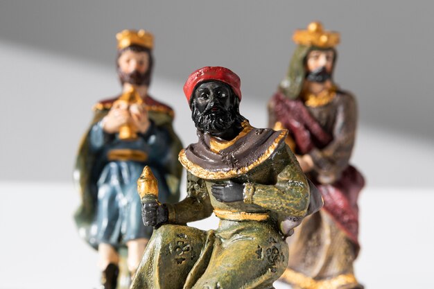 Figurines des rois du jour de l'Épiphanie avec des couronnes