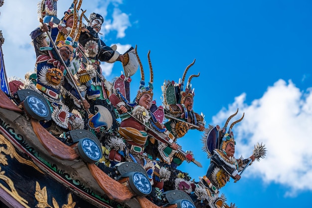 Photo gratuite ces figurines sont placées au-dessus d'un ancien temple taoïste chinois dans le cadre